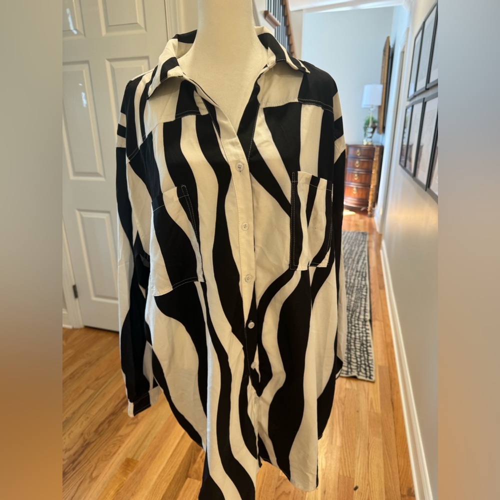 Charcoal Brand Black/White Oversized long sleeve Blousr - Picture 4 of 10